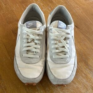 Women’s Nike waffle shoes size 9.5